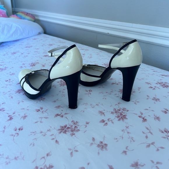 Vintage Designer Stuart Weitzman Ankle
Strap Patent Ivory Pumps - Picture 4 of 6